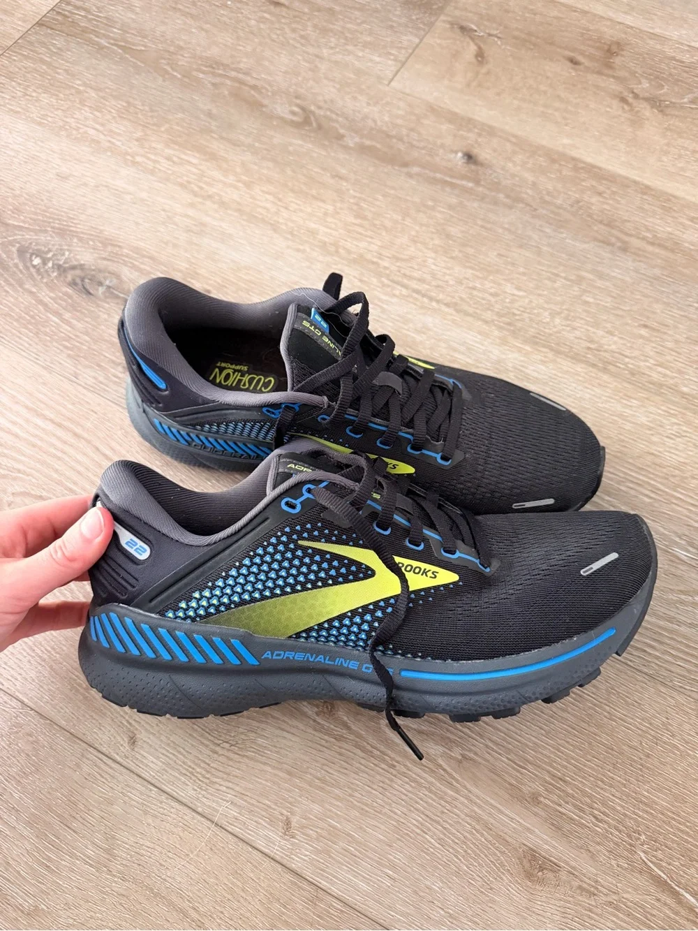 LIKE NEW brooks adrenaline running shoes
